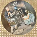 01 PRATO VINTAGE NORMAN ROCKWELL DE 1984. INTITULA-SE "THE STORYTELLER" (O CONTADOR DE HISTÓRIAS). É FEITO EM PORCELANA FINA KNOWLES. É O OITAVO DA COLEÇÃO ROCKWELL HERITAGE. FABRICADO EM EDIÇÃO LIMITADA, PERMANENTEMENTE FECHADO EM 1984 PELA KNOWLES E CERTIFICADO COMO UM "VERDADEIRO CLÁSSICO ROCKWELL" PELA ROCKWELL SOCIETY OF AMERICA. É MARCADO COM O NÚMERO BRADEX 84-R70-3.8. É MARCADO COM O NÚMERO DE PLACA C 8167O.SUPORTE DO PRATO NÃO ESTÁ INCLUÍDO. ITEM COMPRADO EM GARAGENS DE ANTIGUIDADES NOS EUA. (NO ESTADO) ATENÇÃO! FAZER A VISITAÇÃO ANTES DE ARREMATAR, NÃO SABEMOS SE FUNCIONA, LEILÃO NÃO TEM GARANTIA E NEM DEVOLUÇÃO, SUJEITO A POSSÍVEIS AVARIAS VISÍVEIS/OCULTAS E/OU AUSÊNCIA DE COMPONENTES.