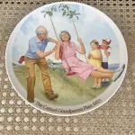 01 PRATO DOS AVÓS CSATARI" PRATO DE COLECIONADOR KNOWLES * JOSEPH CSATARI MAIS ANTIGO DE EDWIN M. NÚMERO DA PLACA 12672 COM 21 CM DE DIAMETRO. ÚNICA EDIÇÃO DE "THE SWINGER", " EM PORTUGUES UMA OBRA ORIGINAL DE JOSEPH CSATARI, PINTADA EXCLUSIVAMENTE PARA A QUARTA EDIÇÃO DA SÉRIE CSATARI GRANDPARENT E FEITA RIGOROSAMENTE SEGUNDO OS PADRÕES TRADICIONAIS DE KNOWLES, O NOME MAIS ANTIGO DA AMÉRICA EM PORCELANA FINA, EM UMA ÚNICA EDIÇÃO LIMITADA E FECHADA PARA SEMPRE A CEM DIAS DE QUEIMA DE ESTOQUE . BRADEN NO. 84-K-41-4.4.COM CAIXA E CERTIFICADO E FOLHETOS  ORIGINAIS.PEÇA COMPRADA EM GARAGEM DE ANTIGUIDADES NOS EUA. SUPORTE PARA PRATO NÃO INCLUÍDO NESTA VENDA. (NO ESTADO) ATENÇÃO! FAZER A VISITAÇÃO ANTES DE ARREMATAR, NÃO SABEMOS SE FUNCIONA, LEILÃO NÃO TEM GARANTIA E NEM DEVOLUÇÃO, SUJEITO A POSSÍVEIS AVARIAS VISÍVEIS/OCULTAS E/OU AUSÊNCIA DE COMPONENTES.