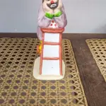 01 ESTATUETA DE PALHAÇO DE CERÂMICA VINTAGE DA COLEÇÃO FLAMBRO DE EMMETT KELLY JR. PAÍS/REGIÃO DE FABRICAÇÃO TAIWAN. ESTA ESTATUETA DO EMMETT KELLY JR. APRESENTA UM PALHAÇO SEGURANDO O ROSTO ENTRE AS MÃOS. ORIGINAL. EXCELENTE ESTADO, SEM LASCAS, RACHADURAS EM ÓTIMO ESTADO PEÇA RARA ITEM LANÇADOS ANOS 90 NOS EUA  CM DE ALTURA E UMA BASE DE 15 ​​CM. COM  SUA ASSINATURA NA PARTE INFERIOR JUNTO COM "EXCLUSIVAMENTE DA FLAMBRO EMPRESA FAMOSA NOS EUA DECADA DE 90, COMPRADAS EM LOJAS DE ANTIGUIDADES DOS EUA. (NO ESTADO) ATENÇÃO! FAZER A VISITAÇÃO ANTES DE ARREMATAR, NÃO SABEMOS SE FUNCIONA, LEILÃO NÃO TEM GARANTIA E NEM DEVOLUÇÃO, SUJEITO A POSSÍVEIS AVARIAS VISÍVEIS/OCULTAS E/OU AUSÊNCIA DE COMPONENTES.