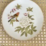 01 RARO PRATO IMPORTADO - "JARDIM CHINÊS" COM PÁSSARO E FLORES - FABRICADO NO JAPÃO NA DÉCADA DE 70. COM 19 CM DE DIÂMETRO, COM DESIGN ORIGINAL DO SHAFFORD JAPAN CHINESE GARDEN TORNANDO ESTE PRATO UMA ÓTIMA OPÇÃO DE PRESENTE OU UM BELO ITEM PARA COLECIONADORES. SUPORTE DO PRATO NÃO ESTÁ INCLUÍDO. ITEM COMPRADO EM GARAGENS DE ANTIGUIDADES NOS EUA. (NO ESTADO) ATENÇÃO! FAZER A VISITAÇÃO ANTES DE ARREMATAR, NÃO SABEMOS SE FUNCIONA, LEILÃO NÃO TEM GARANTIA E NEM DEVOLUÇÃO, SUJEITO A POSSÍVEIS AVARIAS VISÍVEIS/OCULTAS E/OU AUSÊNCIA DE COMPONENTES.