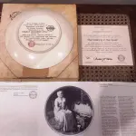 01 PRATO COLECIONÁVEL EMITIDO PELA KNOWLES CHINA.ESTA EDIÇÃO LIMITADA É UM DESIGN DE NORMAN ROCKWELL E É CHAMADA DE "REMINISCING IN THE QUIET" (REMINISCÊNCIAS NO SILÊNCIO).DA "REDISCOVERED WOMEN COLLECTION" DE ROCKWELL. ROCKWELL REALMENTE RETRATOU A SIMPLICIDADE DA VIDA AMERICANA, AQUELES MOMENTOS RICOS QUE TODOS NÓS VALORIZAMOS. O PRATO COM 21,5 CM DE  DIÂMETRO. NUMERADO 14489K.UMA EDIÇÃO LIMITADA, ORIGINAL OX E COA INCLUÍDOS. ÓTIMA COR, ESTILO E CONDIÇÃO. COM CERTIFICADO DE AUTENTICIDADE E OS FOLHETOS ORIGINAL DA ÉPOCA E NOTA DE COMPRA DATA EM, 28/05/1981.ITEM COMPRADO E GARAGENS DE ANTIGUIDADES NOS EUA. SUPORTE PARA PRATO NÃO INCLUÍDO NESTA VENDA. (NO ESTADO) ATENÇÃO! FAZER A VISITAÇÃO ANTES DE ARREMATAR, NÃO SABEMOS SE FUNCIONA, LEILÃO NÃO TEM GARANTIA E NEM DEVOLUÇÃO, SUJEITO A POSSÍVEIS AVARIAS VISÍVEIS/OCULTAS E/OU AUSÊNCIA DE COMPONENTES.