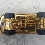 01 RARO CARRO COLECIONÁVEL DA NASCAR COM O 50º ANIVERSÁRIO EM EXPOSIÇÃO BILL ELLIOTT OURO 24K, ITEM COMPRADO EM GARAGENS DE ANTIGUIDADES NOS EUA. (NO ESTADO) ATENÇÃO! FAZER A VISITAÇÃO ANTES DE ARREMATAR, NÃO SABEMOS SE FUNCIONA, LEILÃO NÃO TEM GARANTIA E NEM DEVOLUÇÃO, SUJEITO A POSSÍVEIS AVARIAS VISÍVEIS/OCULTAS E/OU AUSÊNCIA DE COMPONENTES.