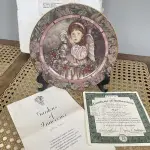 01PRATO IMPECÁVEL E RARO IMPECÁVEL GARDENS OF INNOCENCE DONNA RICHARDSON HOPE É A EDIÇÃO 1 DA SÉRIE DE 8 PLACAS PARA COLECIONADORES, GARDEN OF INNOCENCE, DE DONNA RICHARDSON PARA A BRADFORD EXCHANGE DE 1993. ESTA SÉRIE, GARDEN OF INNOCENCE, REÚNE CRIANÇAS ANGELICAIS EM UM CENÁRIO DE JARDIM ONÍRICO. CADA PLACA POSSUI UMA BORDA TRIPLA DE TAPEÇARIA E DESIGN EM ÔNIX. PEÇA VINTAGE COLACIONÁVEL 2ª EDIÇÃO BRADFORD EXCHANGE. SAFRA 1993. EDIÇÃO LIMITADA. PLACA NUMERADA. .COM 20 CM DE DIÂMETRO COM UMA FAIXA EM OURO 22K, HOPE TEM DURAÇÃO LIMITADA A 95 DIAS DE QUEIMA DE ESTOQUE E LOGO FOI FECHADA A FABRICAÇÃO DA MESMA. NA EMBALAGEM ORIGINAL DE ISOPOR COM CERTIFICADO E FOLHETO DA ÉPOCA. (NO ESTADO) ATENÇÃO! FAZER A VISITAÇÃO ANTES DE ARREMATAR, NÃO SABEMOS SE FUNCIONA, LEILÃO NÃO TEM GARANTIA E NEM DEVOLUÇÃO, SUJEITO A POSSÍVEIS AVARIAS VISÍVEIS/OCULTAS E/OU AUSÊNCIA DE COMPONENTES.
