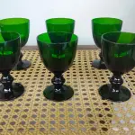 01 LOTE COM BELÍSSIMAS TAÇAS DE PÉ ALTAS PARA VINHO, IMPORTADAS EXECUTADAS LOTE COM 6 TAÇAS NA TONALIDADE VERDE ESMERALDA 10 CM X 6,5 CM.  (NO ESTADO) ATENÇÃO! FAZER A VISITAÇÃO ANTES DE ARREMATAR, NÃO SABEMOS SE FUNCIONA, LEILÃO NÃO TEM GARANTIA E NEM DEVOLUÇÃO, SUJEITO A POSSÍVEIS AVARIAS VISÍVEIS/OCULTAS E/OU AUSÊNCIA DE COMPONENTES.
