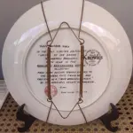 01 RARO  PRATO VINTAGE DE COLECIONADOR DA BRADFORD EXCHANGE APRESENTA A ICÔNICA PINTURA DE NORMAN ROCKWELL "ESPERANDO NO BAILE". ESTÁ COM CERTIFICADO DE AUTENTICIDADE NOTAS DE COMPRAS DA ÉPOCA DATADA EM 12/07/1982 O PRATO TEM 21 CM DE DIÂMETRO E É FEITO DE PORCELANA COM UM DESIGN MULTICOLORIDO. FAZ PARTE DA COLEÇÃO MULHERES REDESCOBERTAS DE ROCKWELL E É UMA EDIÇÃO LIMITADA E NUMERADA.O PRATO FOI PRODUZIDO NO FINAL DO SÉCULO XX UTILIZANDO O ESTILO E A TÉCNICA DE PRODUÇÃO DE CERÂMICA ARTÍSTICA. FOI FABRICADO NOS ESTADOS UNIDOS E É UM COMPLEMENTO PERFEITO PARA QUALQUER COLEÇÃO DE PRATOS DECORATIVOS DE COLECIONADOR. O PRATO ESTÁ EM EXCELENTE ESTADO E SERIA UM ÓTIMO PRESENTE PARA QUALQUER FÃ DE NORMAN ROCKWELL OU DE PRATOS DE COLECIONADOR. O SUPORTE DO PRATO NÃO ESTÁ INCLUÍDO. (NO ESTADO) ATENÇÃO! FAZER A VISITAÇÃO ANTES DE ARREMATAR, NÃO SABEMOS SE FUNCIONA, LEILÃO NÃO TEM GARANTIA E NEM DEVOLUÇÃO, SUJEITO A POSSÍVEIS AVARIAS VISÍVEIS/OCULTAS E/OU AUSÊNCIA DE COMPONENTES.