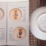 01 RARO PRATO DE PORCELANA LINDAMENTE TRABALHADO DA FAMOSA M.J. HUMMEL GOEBEL APRESENTA UM FORMATO REDONDO E DESIGN MULTICOLORIDO, PERFEITO PARA TODAS AS OCASIÕES E ESTILOS DE DECORAÇÃO. É UM ITEM DE COLECIONADOR DA SEGUNDA EDIÇÃO DO PRATO VALENTINE JOY, GRAVADO COM DETALHES INTRINCADOS E FABRICADO NA ALEMANHA NA DÉCADA DE 1980.TERCEIRA EDIÇÃO DE UMA SÉRIE DE QUATRO PRATOS LANÇADOS PEÇA ÚNICA DA CULTURA ALEMÃ E VEM DA FRANQUIA GOEBEL, COM 16 CM DE DIÂMETROUMA MARCA RENOMADA NO SETOR DE COLECIONÁVEIS ​​DECORATIVOS. LANÇADA SOMENTE PARA MEMBROS DO CLUBE DE COLECIONADORES GOEBEL. ITEM COMPRADO EM GARAGENS DE ANTIGUIDADES NOS EUA.SUPORTE PARA PRATO NÃO INCLUÍDO NESTA VENDA. (NO ESTADO) ATENÇÃO! FAZER A VISITAÇÃO ANTES DE ARREMATAR, NÃO SABEMOS SE FUNCIONA, LEILÃO NÃO TEM GARANTIA E NEM DEVOLUÇÃO, SUJEITO A POSSÍVEIS AVARIAS VISÍVEIS/OCULTAS E/OU AUSÊNCIA DE COMPONENTES.