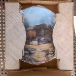 01 RARO PRATO PORCELANA FRANCISCANA DA HISTORIC PROVIDENCE MINT WORLD PREMIER FIRST EDITION, DE 1983, DA SÉRIE THE VANISHING AMERICAN BARN, DA HARRIS HIEN, A SEGUNDA EDIÇÃO DA SÉRIE, INTITULADA "THE LOG BARN", NEW". O PRATO APRESENTA UMA REPRESENTAÇÃO ÚNICA, DETALHADA E COLORIDA DE UM TIPO DE CELEIRO AMERICANO, SITUADO EM UM CENÁRIO DE FAZENDA DE DIFERENTES REGIÕES DO PAÍS, COM DETALHES DOURADOS NA BORDA. ESTAMPADAS NA PARTE INFERIOR COM O NOME DA SÉRIE, TÍTULO, ASSINATURA IMPRESSA DO ARTISTA E A MARCA THE HISTORIC PROVIDENCE MINT, E MEDEM APROXIMADAMENTE 21,8 CM DE DIÂMETRO. EM EXCELENTE ESTADO, POSSUI A CAIXA ORIGINAL E OS DOCUMENTOS DE EPOCA NOTAS FISCAIS.O SUPORTE DO PRATO NÃO ESTÁ INCLUÍDO. . (NO ESTADO) ATENÇÃO! FAZER A VISITAÇÃO ANTES DE ARREMATAR, NÃO SABEMOS SE FUNCIONA, LEILÃO NÃO TEM GARANTIA E NEM DEVOLUÇÃO, SUJEITO A POSSÍVEIS AVARIAS VISÍVEIS/OCULTAS E/OU AUSÊNCIA DE COMPONENTES.