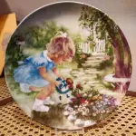 01 PRATO DE COLECIONADOR SÉRIE PARECE QUE FOI ONTEM "STOP AND SMELL LIKE YESTERDAY" "EM PORTUGUES PARE E SINTA O CHEIRO DAS ROSA" PRODUZIDA EM EDIÇÃO LIMITADA POR APENAS 10 DIAS DE DISTRIBUIÇÃO E LOGO FECHADO PARA SEMPRE. PRATO DE NUMERO A 943.PLACA DE COLECIONADOR B0Y RUSTY MONEY ESSA PEÇA FOI AUTOGRAFA PELO  ARTISTA NA EPOCA DE LANÇAMETO DOS PRATOS NOS EUA. APRESENTA UMA CENA IT" DA RUSTY MONEY, 1ª EDIÇÃO. E FOI FABRICADO ENTRE 1980 E 1989. É PERFEITO PARA COLECIONADORES DE ITENS DECORATIVOS AMERICANOS, ESPECIALMENTE PARA AQUELES INTERESSADOS EM PRATOS DE COLECIONADOR. EMITIDO PELA RJ ERNST ENTERPRISES. ACOMPANHA O CERTIFICADO DE AUTENTICIDADE NA CAIXA ORIGINAL. COM 22 CM DE DIÂMETRO. PEÇA COMPRADA EM GARAGEM DE ANTIGUIDADES NOS EUA. “SUPORTE PARA PRATO NÃO INCLUÍDO NESTA VENDA.” . (NO ESTADO) ATENÇÃO! FAZER A VISITAÇÃO ANTES DE ARREMATAR, NÃO SABEMOS SE FUNCIONA, LEILÃO NÃO TEM GARANTIA E NEM DEVOLUÇÃO, SUJEITO A POSSÍVEIS AVARIAS VISÍVEIS/OCULTAS E/OU AUSÊNCIA DE COMPONENTES.