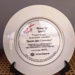 01 PRATO VILETTA FINE CHINA "HOME BY LUNCH" "EM PORTUGUES CASA NO ALMOÇO" EDIÇÃO LIMITADA, 2º EDIÇÃO  DA SÉRIE "SEEMS LIKE YESTERDAY". FABRICADO POR R.J. ERNST ENTERPRISES INC., ARTE POR RUSTY MONEY. 21 CM DE DIÂMETRO. PERFEITO NA CAIXA. DA DÉCADA DE  1982. PRATO DE NUMERO, 827A. ESTÁ EM PERFEITAS CONDIÇÕES, NA CAIXA E COM CERTIFICADO. EDIÇÃO LIMITADA DE LANÇAMENTOS POR APENAS 10  DIAS DE VENDAS NOS EUA NA DÉCADA DE 80.ITEM COMPRADO EM GARAGEM DE ANTIGUIDADES NOS EUA. SUPORTE PARA PRATO NÃO INCLUÍDO NESTA VENDA. (NO ESTADO) ATENÇÃO! FAZER A VISITAÇÃO ANTES DE ARREMATAR, NÃO SABEMOS SE FUNCIONA, LEILÃO NÃO TEM GARANTIA E NEM DEVOLUÇÃO, SUJEITO A POSSÍVEIS AVARIAS VISÍVEIS/OCULTAS E/OU AUSÊNCIA DE COMPONENTES.