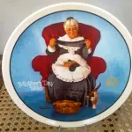 01  PRATO DE COLECIONADOR PRIMEIRA EDIÇÃO LIMITADA DA NORMAN ROCKWELL CELEBRA O DIA DAS MÃES “ MENDING TIME”  “ EM PORTUGUES TEMPO DE CONSERTO" O PRATO DE CERÂMICA MULTICOLORIDO PRATO NUMERAO 17216 B APRESENTA UM DESIGN VINTAGE QUE EXPÕE A ARTE DA PRODUÇÃO DE CERÂMICA NO FINAL DO SÉCULO XX. O PRATO É PERFEITO PARA COLECIONADORES OU COMO UM PRESENTE ESPECIAL PARA ALGUÉM QUE APRECIA A CULTURA E A ARTE AMERICANAS. A TÉCNICA DE PRODUÇÃO DO PRATO É A CERÂMICA E ELE FOI FABRICADO NOS ESTADOS UNIDOS. COM SELAO DE ATUTENTICIDADE EM EXCELENTE ESTADO. O SUPORTE DO PRATO NÃO ESTÁ INCLUÍDO. PEÇA COMPRADA EM GARAGEM DE ANTIGUIDADES NOS EUA. COM CAIXA E CERTIFICADO DE AUTENTICIDADE ORIGINAL. SUPORTE PARA PRATO NÃO INCLUÍDO NESTA VENDA. (NO ESTADO) ATENÇÃO! FAZER A VISITAÇÃO ANTES DE ARREMATAR, NÃO SABEMOS SE FUNCIONA, LEILÃO NÃO TEM GARANTIA E NEM DEVOLUÇÃO, SUJEITO A POSSÍVEIS AVARIAS VISÍVEIS/OCULTAS E/OU AUSÊNCIA DE COMPONENTES.