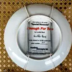 01 PRATO DE COLECIONADOR "MOMENTOS ESPECIAIS" "ENOUGH FOR TWO" DE LUCELLE RAAD, 1983. PRATO DE PORCELANA "ENOUGH FOR TWO". TERCEIRA EDIÇÃO DA SÉRIE "MOMENTOS ESPECIAIS". "ENOUGH FOR TWO" DE LUCELLE RAAD. EDIÇÃO LIMITADA A 12.500 UNIDADES EM TODO O MUNDO. NÚMERO DO PRATO: 512. COM 21 CM DE DIAMETRO . TERCEIRO DA SÉRIE "MOMENTOS ESPECIAIS". MENINO COMPARTILHANDO SUA CASQUINHA DE SORVETE COM UM GATINHO. EXCELENTE ESTADO DE USO. SEM LASCAS OU RACHADURAS. VEM NA CAIXA ORIGINAL, COM CERTIFICADO DE AUTENTICIDADE.SUPORTE PARA PRATO NÃO INCLUÍDO NESTA VENDA. (NO ESTADO) ATENÇÃO! FAZER A VISITAÇÃO ANTES DE ARREMATAR, NÃO SABEMOS SE FUNCIONA, LEILÃO NÃO TEM GARANTIA E NEM DEVOLUÇÃO, SUJEITO A POSSÍVEIS AVARIAS VISÍVEIS/OCULTAS E/OU AUSÊNCIA DE COMPONENTES.