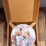 01 RARO PRATO DA COLEÇÃO HAMILTON - A ORAÇÃO DO SENHOR "VENHA O TEU REINO" 2ª EDIÇÃO PRATO/1986, CARIMBA, TRADICIONAL, PORCELANA FINA, ALTO BRILHO, CARIMBADA E NUMERADA NO VERSO. MEDE 21,8 CM DE DIÂMETRO, VÁRIAS CORES COM 2 MENINAS VESTIDAS DE ANJOS COM AURÉOLAS. COM CAIXA ORIGINAL E CERTIFICADO DE AUTENTICIDADE, PRATO DE NUMERO  030IL LIMITADO A 10 DIAS DE VENDAS E LOGO EM SEGUIDA FOI ENCERRADAS AS VCENDAS NOS EUAS NO ANO DE 1986.EM EXCELENTE ESTADO, POSSUI A CAIXA ORIGINAL E OS DOCUMENTOS. O SUPORTE DO PRATO NÃO ESTÁ INCLUÍDO. PEÇA COMPRADA EM GARAGEM DE ANTIGUIDADES NOS EUA. SUPORTE PARA PRATO NÃO INCLUÍDO NESTA VENDA. (NO ESTADO) ATENÇÃO! FAZER A VISITAÇÃO ANTES DE ARREMATAR, NÃO SABEMOS SE FUNCIONA, LEILÃO NÃO TEM GARANTIA E NEM DEVOLUÇÃO, SUJEITO A POSSÍVEIS AVARIAS VISÍVEIS/OCULTAS E/OU AUSÊNCIA DE COMPONENTES.