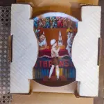 01 RARO CHARMOSO PRATO DE COLECIONADOR DE TOM NEWSOM INTITULADO "KNOCK 'EM DOWN!", A PRIMEIRA EDIÇÃO DA SÉRIE "THE CARNIVAL". ESTE PRATO, EDIÇÃO LIMITADA E NUMERADO À MÃO, ESTÁ EM EXCELENTE ESTADO DE CONSERVAÇÃO E TEM UM DIÂMETRO DE APROXIMADAMENTE 21 CM. NUMERO DO PRATO E 68 UNS DOS PRIMEIROS LANÇAMENTOS DE UMA TIRAGEM DE 19.500.COMO VOCÊ PODE VER NAS FOTOS, AS CORES SÃO VIBRANTES E A ATENÇÃO AOS DETALHES É PRIMOROSA, TORNANDO ESTE PRATO UMA ÓTIMA OPÇÃO DE PRESENTE OU UM BELO ITEM PARA COLECIONADORES.SUPORTE DO PRATO NÃO ESTÁ INCLUÍDO. ITEM COMPRADO EM GARAGENS DE ANTIGUIDADES NOS EUA. (NO ESTADO) ATENÇÃO! FAZER A VISITAÇÃO ANTES DE ARREMATAR, NÃO SABEMOS SE FUNCIONA, LEILÃO NÃO TEM GARANTIA E NEM DEVOLUÇÃO, SUJEITO A POSSÍVEIS AVARIAS VISÍVEIS/OCULTAS E/OU AUSÊNCIA DE COMPONENTES.