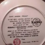 01 PRATO DE NORMAN ROCKWELL REDISCOVERED WOMEN GOSSIPING IN THE ALCOVE,PLACA DE COLECIONADOR COA EDIÇÃO LIMITADA SEXTA EDIÇÃO DA COLEÇÃO ROCKWELL'S REDISCOVERED WOMEN, PRODUZIDA PELA KNOWLES COLLECTIBLES SOCIETY OF AMERICA. ACABAMENTO EM OURO 22 QUILATES; FEITO NOS EUA EM 1983.TÍTULO: GOSSIPING IN THE ALCOVE. " EM PORTUGUES  FOFOCANDO NA ALCOVA" O PRATO COM 21,5 DE DIÂMETRO. CAIXA COM CERTIFICADO DE AUTENTICIDADE E DOCUMENTAÇÃO ORIGINAL. DA EDIÇÃO DE UMA SÉRIE CHAMADA MULHERES REDESCOBERTAS, Nº9956J, PRATO DE COLECIONADOR AUTÊNTICO DO LENDÁRIO ARTISTA NORMAN ROCKWELL, FABRICADO EM UM PERÍODO DE QUEIMA ESTRITAMENTE LIMITADO A 150 DIAS. LANÇADO SOB A MARCA REGISTRADA DA EDWIN M. KNOWLES FINE CHINA COMPANY.PEÇA COMPRADA EM GARAGEM DE ANTIGUIDADES NOS EUA. SUPORTE PARA PRATO NÃO INCLUÍDO NESTA VENDA. (NO ESTADO) ATENÇÃO! FAZER A VISITAÇÃO ANTES DE ARREMATAR, NÃO SABEMOS SE FUNCIONA, LEILÃO NÃO TEM GARANTIA E NEM DEVOLUÇÃO, SUJEITO A POSSÍVEIS AVARIAS VISÍVEIS/OCULTAS E/OU AUSÊNCIA DE COMPONENTES.