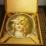 01 PRATO DE COLECIONADOR SUNBEAM BESSIE PEASE GUTMAN CAMEO PORTRAIT ASSINADO E NUMERADO, ESTE PRATO VINTAGE DE COLECIONADOR GOLDILOCKS DE 1986, DA COLEÇÃO HAMILTON, É UM ITEM ESSENCIAL PARA QUALQUER COLECIONADOR DE CULTURA AMERICANA. É A 4ª EDIÇÃO DA PRECIOUS PORTRAITS E TEM O NÚMERO AUTÊNTICO 4317P.FEITO DE PORCELANA DE ALTA QUALIDADE, ESTE PRATO APRESENTA UMA BELA E VIBRANTE IMAGEM MULTICOLORIDA DE UMA JOVEM QUE ADICIONARÁ UM TOQUE DE ELEGÂNCIA A QUALQUER COLEÇÃO DECORATIVA.EM EXCELENTE ESTADO, POSSUI A CAIXA ORIGINAL E OS DOCUMENTOS. O SUPORTE DO PRATO NÃO ESTÁ INCLUÍDO. PEÇA COMPRADA EM GARAGEM DE ANTIGUIDADES NOS EUA. SUPORTE PARA PRATO NÃO INCLUÍDO NESTA VENDA. (NO ESTADO) ATENÇÃO! FAZER A VISITAÇÃO ANTES DE ARREMATAR, NÃO SABEMOS SE FUNCIONA, LEILÃO NÃO TEM GARANTIA E NEM DEVOLUÇÃO, SUJEITO A POSSÍVEIS AVARIAS VISÍVEIS/OCULTAS E/OU AUSÊNCIA DE COMPONENTES.