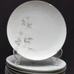 15 PRATOS IMPORTADOS DO JAPÃO DE PORCELANA DA CONHECIDA MARCA BEM FAMOSA PELO MUNDO NOTITAKE JAPONESA  PARA SOBREMESA.  DIÂMETRO 21 CM.SUPORTE PARA PRATO NÃO INCLUÍDO NESTA VENDA.