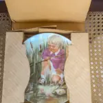 01 PRATO DECORATIVO 'PEQUENO PRÍNCIPE' - POR RUSTY MONEY - SEXTA EDIÇÃO DA SÉRIE "PARECE ONTEM" - PRODUZIDO EM EDIÇÃO LIMITADA POR APENAS DEZ DIAS DE QUEIMA E DEPOIS FECHADO PERMANENTEMENTE - NÚMERO DA PLACA 4119, COM CAIXA ORIGINAL E CERTIFICADO DE AUTENTICIDADE. MEDE 21,5 CM DE DIÂMETRO SUPORTE PARA PRATO NÃO INCLUÍDO NESTA VENDA. (NO ESTADO) ATENÇÃO! FAZER A VISITAÇÃO ANTES DE ARREMATAR, NÃO SABEMOS SE FUNCIONA, LEILÃO NÃO TEM GARANTIA E NEM DEVOLUÇÃO, SUJEITO A POSSÍVEIS AVARIAS VISÍVEIS/OCULTAS E/OU AUSÊNCIA DE COMPONENTES.