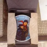 01 PRATO NORMAN VINTAGE DE COLECIONADOR DA KNOWLES. COM NOTA DE COMPRA DATADA EM 03/11/1982,COM CETIFITICADO DE AUTENTICIDADE,CAIXA E FOLHETO ORIGINAL. INTITULA-SE "NATAL E É BASEADA NA OBRA "NATAL COURTSHIP", DE NORMAN ROCKWELL. APRESENTA UM CASAL PATINANDO EM UM LAGO CONGELADO À MODA ANTIGA. ESTA PLACA MEDE APROXIMADAMENTE 21 CM DE DIÂMETRO.OBRA INSPIRADA  PELA OLDES EM 1854 KNOWLES M. VIRCÍNIA,EUA EM PORCELANA FINA 1982 PRATO DE NUMERO 166096 A ÚNICA EDIÇÃO LIMITADA DE "CHRISTMAS COURTSHIP", FECHADA EM 1920 POR ERMAN ROCKWELL E CERTIFICADA PELA ROCKWELL SOCIETY CAMERICA. A NONA DE UMA SÉRIE ANUAL. EDIÇÃO LIMITADA PERMANENTEMENTE FECHADA POR EDWIN M. KNOWLES EM 28 DE DEZEMBRO DE 1982. CIDADE O 500 OFICIAL CORPORATIVO BRADEX Nº 84-270-19. RESULTADOS PARA AS OLDES 1854 KNOWLES M.PEÇA COMPRADA EM GARAGEM DE ANTIGUIDADES NOS EUA. SUPORTE PARA PRATO NÃO INCLUÍDO NESTA VENDA." . (NO ESTADO) ATENÇÃO! FAZER A VISITAÇÃO ANTES DE ARREMATAR, NÃO SABEMOS SE FUNCIONA, LEILÃO NÃO TEM GARANTIA E NEM DEVOLUÇÃO, SUJEITO A POSSÍVEIS AVARIAS VISÍVEIS/OCULTAS E/OU AUSÊNCIA DE COMPONENTES.