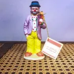 01 ESTATUETA DE PALHAÇO DE CERÂMICA VINTAGE DA COLEÇÃO FLAMBRO DE EMMETT KELLY JR,ESTILO HOBO, COM ALÇA OU ALÇA. ETIQUETA ORIGINAL. EXCELENTE ESTADO, SEM LASCAS, RACHADURAS EM ÓTIMO ESTADO PEÇA RARA ITEM LANÇADOS ANOS 90 NOS EUA  CM DE ALTURA E UMA BASE DE 15 ​​CM. COM  SUA ASSINATURA NA PARTE INFERIOR JUNTO COM "EXCLUSIVAMENTE DA FLAMBRO EMPRESA FAMOSA NOS EUA DECADA DE 90, COMPRADAS EM LOJAS DE ANTIGUIDADES DOS EUA. (NO ESTADO) ATENÇÃO! FAZER A VISITAÇÃO ANTES DE ARREMATAR, NÃO SABEMOS SE FUNCIONA, LEILÃO NÃO TEM GARANTIA E NEM DEVOLUÇÃO, SUJEITO A POSSÍVEIS AVARIAS VISÍVEIS/OCULTAS E/OU AUSÊNCIA DE COMPONENTES.