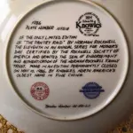 01 PRATO NORMAN  DIA DAS MÃES 1986 THE PANTRY RAID DÉCIMO PRIMEIRO EM UMA SÉRIE ANUAL DECORATIVO.PRATO EDWIN M KNOWLES NORMAN ROCKWELL, COLECIONÁVEL EM PERFEITO ESTADO, COM FOLHETO E  CERTIFICADO E EMBALAGEM ORIGINAL. CERTIFICA-SE QUE ESTE PRATO, NÚMERO 18004 10581A, É UM PRATO AUTÊNTICO REGISTRADO NA ÚNICA EDIÇÃO DE "THE PANTRY RAID","EM PORTUGUES (A INVASÃO À DESPENSA). O PRATO OFICIAL DE EDIÇÃO LIMITADA DO DIA DAS MÃES DE 1986, COM 21,5 CENTIMETROS DE DIAMETRO ENDOSSADO E CERTIFICADO POR ESTA SOCIEDADE COMO UM VERDADEIRO "CLÁSSICO DE ROCKWELL", UMA EXPRESSÃO CONSUMADA DA GENIALIDADE DE NORMAN ROCKWELL, O MAIOR ARTISTA DE TODOS OS TEMPOS NOS ESTADOS UNIDOS DA AMÉRICA.PEÇA COMPRADA EM GARAGEM DE ANTIGUIDADES NOS EUA. SUPORTE PARA PRATO NÃO INCLUÍDO NESTA VENDA." . (NO ESTADO) ATENÇÃO! FAZER A VISITAÇÃO ANTES DE ARREMATAR, NÃO SABEMOS SE FUNCIONA, LEILÃO NÃO TEM GARANTIA E NEM DEVOLUÇÃO, SUJEITO A POSSÍVEIS AVARIAS VISÍVEIS/OCULTAS E/OU AUSÊNCIA DE COMPONENTES.