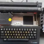 01 MÁQUINA DE ESCREVER ANTIGA. (NO ESTADO) ATENÇÃO! FAZER A VISITAÇÃO ANTES DE ARREMATAR, NÃO SABEMOS SE FUNCIONA, LEILÃO NÃO TEM GARANTIA E NEM DEVOLUÇÃO, SUJEITO A POSSÍVEIS AVARIAS VISÍVEIS/OCULTAS E/OU AUSÊNCIA DE COMPONENTES.