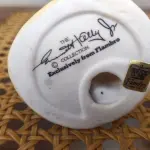 01 ESTATUETA DE PALHAÇO DE CERÂMICA VINTAGE DA COLEÇÃO FLAMBRO DE EMMETT KELLY JR,ESTILO HOBO, COM ALÇA OU ALÇA. ETIQUETA ORIGINAL. EXCELENTE ESTADO, SEM LASCAS, RACHADURAS EM ÓTIMO ESTADO PEÇA RARA ITEM LANÇADOS ANOS 90 NOS EUA  CM DE ALTURA E UMA BASE DE 15 ​​CM. COM  SUA ASSINATURA NA PARTE INFERIOR JUNTO COM "EXCLUSIVAMENTE DA FLAMBRO EMPRESA FAMOSA NOS EUA DECADA DE 90, COMPRADAS EM LOJAS DE ANTIGUIDADES DOS EUA. (NO ESTADO) ATENÇÃO! FAZER A VISITAÇÃO ANTES DE ARREMATAR, NÃO SABEMOS SE FUNCIONA, LEILÃO NÃO TEM GARANTIA E NEM DEVOLUÇÃO, SUJEITO A POSSÍVEIS AVARIAS VISÍVEIS/OCULTAS E/OU AUSÊNCIA DE COMPONENTES.