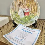 01 PRATO DE COLECIONADOR MARY VICKERS "SEJA MEU AMIGO", SÉRIE MINHAS MEMÓRIAS, WEDGWOOD Nº 2530A,PRATO DE COLECIONADOR AUTÊNTICO DA ARTISTA MARY VICKERS, COM 20 CM DE DIÂMETRO. PRIMEIRA EDIÇÃO DE UMA SÉRIE CHAMADA MINHAS MEMÓRIAS, A OBRA DE ARTE INTITULADA "SEJA MEU AMIGO" APRESENTA UMA JOVEM PEDINDO A AMIZADE DE OUTRA GAROTA,PRATO Nº 2530A FEITO EM UM PERÍODO DE QUEIMA ESTRITAMENTE LIMITADO A 100 DIAS, FABRICADO NA INGLATERRA EM WEDGWOOD QUEEN'S WARE.ITEM COMPRADO EM GARAGEM DE ANTIGUIDADES NOS EUA OBSERVAÇÃO: O SUPORTE DE MOSTRADO NAS FOTOS NÃO ESTÁ INCLUÍDO. (NO ESTADO) ATENÇÃO! FAZER A VISITAÇÃO ANTES DE ARREMATAR, NÃO SABEMOS SE FUNCIONA, LEILÃO NÃO TEM GARANTIA E NEM DEVOLUÇÃO, SUJEITO A POSSÍVEIS AVARIAS VISÍVEIS/OCULTAS E/OU AUSÊNCIA DE COMPONENTES.