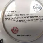 01 PRATO DE NORMAN ROCKWELL PARA O DIA DAS MÃES DE 1982, "THE COOKING LESSON", DA PORCELANA FINA KNOWLES. O NÚMERO DO PRATO É 13025N , DA PRIMEIRA EDIÇÃO LIMITADA. O SÉTIMO DE UMA SÉRIE ANUAL PARA O DIA DAS MÃES. CERTIFICADO PELA ROCKWELL SOCIETY OF AMERICA. ESTE PRATO É UMA EDIÇÃO LIMITADA, PERMANENTEMENTE FECHADA, FEITA EM 7 DE MAIO DE 1982 PELA KNOWLES, A MARCA MAIS ANTIGA DA AMÉRICA EM PORCELANA FINA. O PRATO MEDE 21,8 CM DE DIÂMETRO E ESTÁ EM ÓTIMO ESTADO ITEM COMPRADO EM 2/10/1982 COM CERTIFICADO DE AUTENTICIDADE NOTAS E DOCUMENTOS DE COMPRA.  ITEM COMPRADO EM GARAGENS DE ANTIGUIDADES NOS EUA.SUPORTE PARA PRATO NÃO INCLUÍDO NESTA VENDA. (NO ESTADO) ATENÇÃO! FAZER A VISITAÇÃO ANTES DE ARREMATAR, NÃO SABEMOS SE FUNCIONA, LEILÃO NÃO TEM GARANTIA E NEM DEVOLUÇÃO, SUJEITO A POSSÍVEIS AVARIAS VISÍVEIS/OCULTAS E/OU AUSÊNCIA DE COMPONENTES.