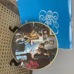 01 SÉRIE NATAL DE CINTILANTES APRESENTANDO CENAS NOSTÁLGICAS DE UMA ERA PASSADA POR MARVIN CANTAR CANÇOES  DE NATAL RGING EDIÇÃO LIMITADA DE 1981 PRATO DE NUMERO 382/5000 SOLUCIONÁVEIS FEITO NOS EUA COLECIONÁVEIS OKERN 1981,PRATO COLECIONÁVEL DE 20 CM APRESENTA O NATAL DE ONTEM DA KERN EM UMA LINDA COR VERMELHA E É FEITO DE CERÂMICA E PORCELANA. É UMA PEÇA PÓS-1940 E INCLUI O ICÔNICO DESIGN DE CANÇÕES NATALINAS CANTADAS. ESTE ITEM É PERFEITO PARA QUALQUER COLECIONADOR OU FÃ DE DECORAÇÃO VINTAGE.EM EXCELENTE ESTADO, POSSUI A CAIXA ORIGINAL E OS DOCUMENTOS. O SUPORTE DO PRATO NÃO ESTÁ INCLUÍDO. PEÇA COMPRADA EM GARAGEM DE ANTIGUIDADES NOS EUA. SUPORTE PARA PRATO NÃO INCLUÍDO NESTA VENDA. (NO ESTADO) ATENÇÃO! FAZER A VISITAÇÃO ANTES DE ARREMATAR, NÃO SABEMOS SE FUNCIONA, LEILÃO NÃO TEM GARANTIA E NEM DEVOLUÇÃO, SUJEITO A POSSÍVEIS AVARIAS VISÍVEIS/OCULTAS E/OU AUSÊNCIA DE COMPONENTES.