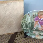 01 PRATO DECORATIVO 'PEQUENO PRÍNCIPE' - POR RUSTY MONEY - SEXTA EDIÇÃO DA SÉRIE "PARECE ONTEM" - PRODUZIDO EM EDIÇÃO LIMITADA POR APENAS DEZ DIAS DE QUEIMA E DEPOIS FECHADO PERMANENTEMENTE - NÚMERO DA PLACA 4119, COM CAIXA ORIGINAL E CERTIFICADO DE AUTENTICIDADE. MEDE 21,5 CM DE DIÂMETRO SUPORTE PARA PRATO NÃO INCLUÍDO NESTA VENDA. (NO ESTADO) ATENÇÃO! FAZER A VISITAÇÃO ANTES DE ARREMATAR, NÃO SABEMOS SE FUNCIONA, LEILÃO NÃO TEM GARANTIA E NEM DEVOLUÇÃO, SUJEITO A POSSÍVEIS AVARIAS VISÍVEIS/OCULTAS E/OU AUSÊNCIA DE COMPONENTES.