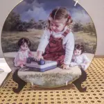 01 RARO PRATO "CHATTERBOX" VINTAGE DE 1984, MOMENTOS ESPECIAIS DE LUCELLE RAAD,4ª EDIÇÃO DA SÉRIE "MOMENTOS ESPECIAIS" CONCEITOS MODERNOS DE 1984,LIMITADO A APENAS 12.500 CÓPIAS EM TODO O MUNDO Nº 271, ESTE PRATO DE COLECIONADOR DA MODERN CONCEPTS, LTD. É UMA BELA ADIÇÃO A QUALQUER COLEÇÃO. O PRATO APRESENTA UM DESIGN COLORIDO, FORMATO REDONDO E 21,5 CM DE DIÂMETRO. FOI FEITO EM PORCELANA NO FINAL DO SÉCULO XX, ESPECIFICAMENTE EM 1984. O PRATO FAZ PARTE DA SÉRIE SECRETS SPECIAL MOMENTS, CRIADA POR LUCELLE RAAD, E TEM COMO TEMA CRIANÇAS. É UM ITEM VINTAGE E FOI FABRICADO NOS ESTADOS UNIDOS. ESTE PRATO DECORATIVO DE COLECIONADOR É PERFEITO PARA TODAS AS OCASIÕES E SERIA UM ÓTIMO COMPLEMENTO PARA QUALQUER DECORAÇÃO.EM EXCELENTE ESTADO, POSSUI A CAIXA ORIGINAL CERTIFICADO DE AUTENTICIDADE E OS DOCUMENTOS. O SUPORTE DO PRATO NÃO ESTÁ INCLUÍDO. PEÇA COMPRADA EM GARAGEM DE ANTIGUIDADES NOS EUA. (NO ESTADO) ATENÇÃO! FAZER A VISITAÇÃO ANTES DE ARREMATAR, NÃO SABEMOS SE FUNCIONA, LEILÃO NÃO TEM GARANTIA E NEM DEVOLUÇÃO, SUJEITO A POSSÍVEIS AVARIAS VISÍVEIS/OCULTAS E/OU AUSÊNCIA DE COMPONENTES.