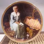 01 PRATO COLECIONÁVEL EMITIDO PELA KNOWLES CHINA.ESTA EDIÇÃO LIMITADA É UM DESIGN DE NORMAN ROCKWELL E É CHAMADA DE "REMINISCING IN THE QUIET" (REMINISCÊNCIAS NO SILÊNCIO).DA "REDISCOVERED WOMEN COLLECTION" DE ROCKWELL. ROCKWELL REALMENTE RETRATOU A SIMPLICIDADE DA VIDA AMERICANA, AQUELES MOMENTOS RICOS QUE TODOS NÓS VALORIZAMOS. O PRATO COM 21,5 CM DE  DIÂMETRO. NUMERADO 14489K.UMA EDIÇÃO LIMITADA, ORIGINAL OX E COA INCLUÍDOS. ÓTIMA COR, ESTILO E CONDIÇÃO. COM CERTIFICADO DE AUTENTICIDADE E OS FOLHETOS ORIGINAL DA ÉPOCA E NOTA DE COMPRA DATA EM, 28/05/1981.ITEM COMPRADO E GARAGENS DE ANTIGUIDADES NOS EUA. SUPORTE PARA PRATO NÃO INCLUÍDO NESTA VENDA. (NO ESTADO) ATENÇÃO! FAZER A VISITAÇÃO ANTES DE ARREMATAR, NÃO SABEMOS SE FUNCIONA, LEILÃO NÃO TEM GARANTIA E NEM DEVOLUÇÃO, SUJEITO A POSSÍVEIS AVARIAS VISÍVEIS/OCULTAS E/OU AUSÊNCIA DE COMPONENTES.