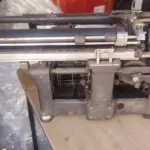 01 MÁQUINA DE ESCREVER ANTIGA DÉCADA DE 70. (NO ESTADO) ATENÇÃO! FAZER A VISITAÇÃO ANTES DE ARREMATAR, NÃO SABEMOS SE FUNCIONA, LEILÃO NÃO TEM GARANTIA E NEM DEVOLUÇÃO, SUJEITO A POSSÍVEIS AVARIAS VISÍVEIS/OCULTAS E/OU AUSÊNCIA DE COMPONENTES.