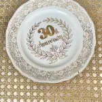 01 PRATO COMEMORAÇÃO DE ANIVERSÁRIO 30 ANOS COM 19 CM DE DIÂMETRO  BORDAS A BANHO A OURO IMPORTADO JAPÃO, SUPORTE DO PRATO NÃO ESTÁ INCLUÍDO. ITEM COMPRADO EM GARAGENS DE ANTIGUIDADES NOS EUA. (NO ESTADO) ATENÇÃO! FAZER A VISITAÇÃO ANTES DE ARREMATAR, NÃO SABEMOS SE FUNCIONA, LEILÃO NÃO TEM GARANTIA E NEM DEVOLUÇÃO, SUJEITO A POSSÍVEIS AVARIAS VISÍVEIS/OCULTAS E/OU AUSÊNCIA DE COMPONENTES.