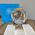 01 PRATO COLECIONÁVEL KERN 1978 O NATAL DE ONTEM "CHRISTMAS CALL" EM PORTUGUES "CHAMADA DE NATAL". EDIÇÃO LIMITADA Nº 829/5000. KERN COLLECTIBLES. FABRICADO NOS EUA. ESTE PRATO SE CHAMA MAKING CHRISTMAS COOKIES. DA SÉRIE CHRISTMAS OF YESTERDAY. NA CAIXA ORIGINAL COM CERTIFICADO "CHRISTMAS CALL" DO ARTISTA MARVIN NYE, ANO 1978, NA CAIXA ORIGINAL, COLEÇÃO KERN,PEÇA COMPRADA EM GARAGEM DE ANTIGUIDADES NOS EUA. SUPORTE PARA PRATO NÃO INCLUÍDO NESTA VENDA.EM EXCELENTE ESTADO, POSSUI A CAIXA ORIGINAL E OS DOCUMENTOS. O SUPORTE DO PRATO NÃO ESTÁ INCLUÍDO. PEÇA COMPRADA EM GARAGEM DE ANTIGUIDADES NOS EUA. SUPORTE PARA PRATO NÃO INCLUÍDO NESTA VENDA. (NO ESTADO) ATENÇÃO! FAZER A VISITAÇÃO ANTES DE ARREMATAR, NÃO SABEMOS SE FUNCIONA, LEILÃO NÃO TEM GARANTIA E NEM DEVOLUÇÃO, SUJEITO A POSSÍVEIS AVARIAS VISÍVEIS/OCULTAS E/OU AUSÊNCIA DE COMPONENTES.