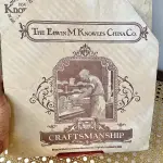 01 PRATO NORMAN ROCKWELL.UM PEDAÇO DA HISTÓRIA AMERICANA COM ESTE PRATO DE COLECIONADOR DE  EDIÇÃO LIMITADA, COM UMA BELA ILUSTRAÇÃO DE NORMAN ROCKWELL DE 1979. ESTE PRATO RETRATA LIGHTHOUSE KEEPER’S DAUGHTER "A FILHA DO FAROLEIRO" E É FEITO NOS ESTADOS UNIDOS. PERFEITO PARA FÃS DA ICÔNICA OBRA DE ROCKWELL, ESTE PRATO DE COLECIONADOR É UM ITEM ESSENCIAL PARA QUALQUER COLEÇÃO. ADICIONE ESTA PEÇA DESLUMBRANTE À SUA COLEÇÃO HOJE MESMO E ADMIRE OS DETALHES COMPLEXOS E AS BELAS CORES QUE FAZEM DESTE PRATO UMA OBRA DE ARTE. COM CERTIFICADO DE AUTENTICIDADE. ITEM COMPRADO E GARAGENS DE ANTIGUIDADES NOS EUA. SUPORTE PARA PRATO NÃO INCLUÍDO NESTA VENDA. (NO ESTADO) ATENÇÃO! FAZER A VISITAÇÃO ANTES DE ARREMATAR, NÃO SABEMOS SE FUNCIONA, LEILÃO NÃO TEM GARANTIA E NEM DEVOLUÇÃO, SUJEITO A POSSÍVEIS AVARIAS VISÍVEIS/OCULTAS E/OU AUSÊNCIA DE COMPONENTES.