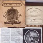 01 PRATO NORMAN  DIA DAS MÃES 1986 THE PANTRY RAID DÉCIMO PRIMEIRO EM UMA SÉRIE ANUAL DECORATIVO.PRATO EDWIN M KNOWLES NORMAN ROCKWELL, COLECIONÁVEL EM PERFEITO ESTADO, COM FOLHETO E  CERTIFICADO E EMBALAGEM ORIGINAL. CERTIFICA-SE QUE ESTE PRATO, NÚMERO 18004 10581A, É UM PRATO AUTÊNTICO REGISTRADO NA ÚNICA EDIÇÃO DE "THE PANTRY RAID","EM PORTUGUES (A INVASÃO À DESPENSA). O PRATO OFICIAL DE EDIÇÃO LIMITADA DO DIA DAS MÃES DE 1986, COM 21,5 CENTIMETROS DE DIAMETRO ENDOSSADO E CERTIFICADO POR ESTA SOCIEDADE COMO UM VERDADEIRO "CLÁSSICO DE ROCKWELL", UMA EXPRESSÃO CONSUMADA DA GENIALIDADE DE NORMAN ROCKWELL, O MAIOR ARTISTA DE TODOS OS TEMPOS NOS ESTADOS UNIDOS DA AMÉRICA.PEÇA COMPRADA EM GARAGEM DE ANTIGUIDADES NOS EUA. SUPORTE PARA PRATO NÃO INCLUÍDO NESTA VENDA." . (NO ESTADO) ATENÇÃO! FAZER A VISITAÇÃO ANTES DE ARREMATAR, NÃO SABEMOS SE FUNCIONA, LEILÃO NÃO TEM GARANTIA E NEM DEVOLUÇÃO, SUJEITO A POSSÍVEIS AVARIAS VISÍVEIS/OCULTAS E/OU AUSÊNCIA DE COMPONENTES.