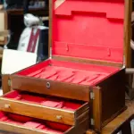 01 BELA CAIXA PARA FAQUEIRO EM MADEIRA COM 03 PARTIÇÕES SENDO 02 GAVETAS E 01 TAMPA SUPERIOR LINDA SUPER CONSERVADA PUXADORES EM METAL. COM 53X44X30. (NO ESTADO) ATENÇÃO! FAZER A VISITAÇÃO ANTES DE ARREMATAR, NÃO SABEMOS SE FUNCIONA, LEILÃO NÃO TEM GARANTIA E NEM DEVOLUÇÃO, SUJEITO A POSSÍVEIS AVARIAS VISÍVEIS/OCULTAS E/OU AUSÊNCIA DE COMPONENTES.