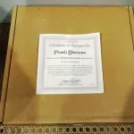 01 PRATO DE COLECIONADOR DA COLEÇÃO HAMILTON. DA COLEÇÃO PRECIOUS PORTRAITS.COM 21 CM DE DIAMETRO COM  CERTIFICADO E CAIXA ORIGINAL DA TERCEIRA EDIÇÃO DE UMA COLEÇÃO DE APENAS SEIS PRATOS DE LANÇAMENTOS COM PAISAGEMS DIFERENTES - "PEACH BLOSSOM"  "EM PORTUGUES FLOR DE PESSEGO" DA DECADA DE 80 EDIÇAO LIMITADA PRATO DE NUMERO  3041P.PEÇA COMPRADA EM GARAGEM DE ANTIGUIDADES NOS EUA. SUPORTE PARA PRATO NÃO INCLUÍDO NESTA VENDA. (NO ESTADO) ATENÇÃO! FAZER A VISITAÇÃO ANTES DE ARREMATAR, NÃO SABEMOS SE FUNCIONA, LEILÃO NÃO TEM GARANTIA E NEM DEVOLUÇÃO, SUJEITO A POSSÍVEIS AVARIAS VISÍVEIS/OCULTAS E/OU AUSÊNCIA DE COMPONENTES.