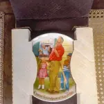 01 PRATO DOS AVÓS CSATARI" PRATO DE COLECIONADOR KNOWLES * DE 1986 JOSEPH CSATARI MAIS ANTIGO DE EDWIN M. NÚMERO DA PLACA 5163B COM 21 CM DE DIAMETRO. ÚNICA EDIÇÃO DE "THE HOME RUN " "EM PORTUGUES A CORRIDA EM CASA "UMA OBRA ORIGINAL DE JOSEPH CSATARI, PINTADA EXCLUSIVAMENTE PARA A QUARTA EDIÇÃO DA SÉRIE CSATARI GRANDPARENT E FEITA RIGOROSAMENTE SEGUNDO OS PADRÕES TRADICIONAIS DE KNOWLES, O NOME MAIS ANTIGO DA AMÉRICA EM PORCELANA FINA, EM UMA ÚNICA EDIÇÃO LIMITADA E FECHADA PARA SEMPRE A CEM DIAS DE QUEIMA DE ESTOQUE . BRADEN NO. 84-K-41-47.COM CAIXA E CERTIFICADO E FOLHETOS  ORIGINAIS.PEÇA COMPRADA EM GARAGEM DE ANTIGUIDADES NOS EUA. SUPORTE PARA PRATO NÃO INCLUÍDO NESTA VENDA. (NO ESTADO) ATENÇÃO! FAZER A VISITAÇÃO ANTES DE ARREMATAR, NÃO SABEMOS SE FUNCIONA, LEILÃO NÃO TEM GARANTIA E NEM DEVOLUÇÃO, SUJEITO A POSSÍVEIS AVARIAS VISÍVEIS/OCULTAS E/OU AUSÊNCIA DE COMPONENTES.