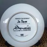 01 RARO CHARMOSO PRATO DE COLECIONADOR DE TOM NEWSOM INTITULADO "KNOCK 'EM DOWN!", A PRIMEIRA EDIÇÃO DA SÉRIE "THE CARNIVAL". ESTE PRATO, EDIÇÃO LIMITADA E NUMERADO À MÃO, ESTÁ EM EXCELENTE ESTADO DE CONSERVAÇÃO E TEM UM DIÂMETRO DE APROXIMADAMENTE 21 CM. NUMERO DO PRATO E 68 UNS DOS PRIMEIROS LANÇAMENTOS DE UMA TIRAGEM DE 19.500.COMO VOCÊ PODE VER NAS FOTOS, AS CORES SÃO VIBRANTES E A ATENÇÃO AOS DETALHES É PRIMOROSA, TORNANDO ESTE PRATO UMA ÓTIMA OPÇÃO DE PRESENTE OU UM BELO ITEM PARA COLECIONADORES.SUPORTE DO PRATO NÃO ESTÁ INCLUÍDO. ITEM COMPRADO EM GARAGENS DE ANTIGUIDADES NOS EUA. (NO ESTADO) ATENÇÃO! FAZER A VISITAÇÃO ANTES DE ARREMATAR, NÃO SABEMOS SE FUNCIONA, LEILÃO NÃO TEM GARANTIA E NEM DEVOLUÇÃO, SUJEITO A POSSÍVEIS AVARIAS VISÍVEIS/OCULTAS E/OU AUSÊNCIA DE COMPONENTES.