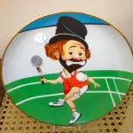 01 RARO PRATO DE COLECIONADOR DE EDIÇÃO LIMITADA APRESENTA O ICÔNICO PERSONAGEM RED SKELETON, "ASSINADO À MÃO" FREDDIE, JOGANDO TÊNIS  "LOVE THAT FREDDIE" "EM PORTUGUES AMO ESSE FREDDIE" COM 21 CM DE DIÂMETRO, PEÇA  VINTAGE FOI FABRICADA NOS ESTADOS UNIDOS DURANTE A DÉCADA DE 1980 E ESTÁ EM EXCELENTES CONDIÇÕES. PERFEITA PARA QUALQUER ENTUSIASTA DO RED SKELETON, ITEM DE COLECIONADOR, ESTA PEÇA DECORATIVA ADICIONARÁ UM TOQUE DE HUMOR E NOSTALGIA A QUALQUER COLEÇÃO.  ITEM ÚNICO E DIFÍCIL DE ENCONTRAR, ÚNICO NO BRASIL APENAS 10 MIL PRATOS LANÇADOS NOS EUA. PRATO DE Nº 109/10.000. ITEM COMPRADO EM GARAGEM DE ANTIGUIDADES NOS EUA. SUPORTE PARA PRATO NÃO INCLUÍDO NESTA VENDA. (NO ESTADO) ATENÇÃO! FAZER A VISITAÇÃO ANTES DE ARREMATAR, NÃO SABEMOS SE FUNCIONA, LEILÃO NÃO TEM GARANTIA E NEM DEVOLUÇÃO, SUJEITO A POSSÍVEIS AVARIAS VISÍVEIS/OCULTAS E/OU AUSÊNCIA DE COMPONENTES.