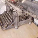 01 MÁQUINA DE ESCREVER ANTIGA DÉCADA DE 70. (NO ESTADO) ATENÇÃO! FAZER A VISITAÇÃO ANTES DE ARREMATAR, NÃO SABEMOS SE FUNCIONA, LEILÃO NÃO TEM GARANTIA E NEM DEVOLUÇÃO, SUJEITO A POSSÍVEIS AVARIAS VISÍVEIS/OCULTAS E/OU AUSÊNCIA DE COMPONENTES.