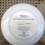 01 RARO PRATO PORCELANA FRANCISCANA DA HISTORIC PROVIDENCE MINT WORLD PREMIER FIRST EDITION, DE 1983, DA SÉRIE THE VANISHING AMERICAN BARN, DA HARRIS HIEN, A SEGUNDA EDIÇÃO DA SÉRIE, INTITULADA "BUCKS COUNTY BARN". O PRATO APRESENTA UMA REPRESENTAÇÃO ÚNICA, DETALHADA E COLORIDA DE UM TIPO DE CELEIRO AMERICANO, SITUADO EM UM CENÁRIO DE FAZENDA DE DIFERENTES REGIÕES DO PAÍS, COM DETALHES DOURADOS NA BORDA. ESTAMPADAS NA PARTE INFERIOR COM O NOME DA SÉRIE, TÍTULO, ASSINATURA IMPRESSA DO ARTISTA E A MARCA THE HISTORIC PROVIDENCE MINT, E MEDEM APROXIMADAMENTE 21,8 CM DE DIÂMETRO. EM EXCELENTE ESTADO, POSSUI A CAIXA ORIGINAL E OS DOCUMENTOS. O SUPORTE DO PRATO NÃO ESTÁ INCLUÍDO. PEÇA COMPRADA EM GARAGEM DE ANTIGUIDADES NOS EUA. (NO ESTADO) ATENÇÃO! FAZER A VISITAÇÃO ANTES DE ARREMATAR, NÃO SABEMOS SE FUNCIONA, LEILÃO NÃO TEM GARANTIA E NEM DEVOLUÇÃO, SUJEITO A POSSÍVEIS AVARIAS VISÍVEIS/OCULTAS E/OU AUSÊNCIA DE COMPONENTES.