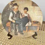 01 PRATO NORMAN ROCKWELL.UM PEDAÇO DA HISTÓRIA AMERICANA COM ESTE PRATO DE COLECIONADOR DE  EDIÇÃO LIMITADA, COM UMA BELA ILUSTRAÇÃO DE NORMAN ROCKWELL DE 1979. ESTE PRATO RETRATA LIGHTHOUSE KEEPER’S DAUGHTER "A FILHA DO FAROLEIRO" E É FEITO NOS ESTADOS UNIDOS. PERFEITO PARA FÃS DA ICÔNICA OBRA DE ROCKWELL, ESTE PRATO DE COLECIONADOR É UM ITEM ESSENCIAL PARA QUALQUER COLEÇÃO. ADICIONE ESTA PEÇA DESLUMBRANTE À SUA COLEÇÃO HOJE MESMO E ADMIRE OS DETALHES COMPLEXOS E AS BELAS CORES QUE FAZEM DESTE PRATO UMA OBRA DE ARTE. COM CERTIFICADO DE AUTENTICIDADE. ITEM COMPRADO E GARAGENS DE ANTIGUIDADES NOS EUA. SUPORTE PARA PRATO NÃO INCLUÍDO NESTA VENDA. (NO ESTADO) ATENÇÃO! FAZER A VISITAÇÃO ANTES DE ARREMATAR, NÃO SABEMOS SE FUNCIONA, LEILÃO NÃO TEM GARANTIA E NEM DEVOLUÇÃO, SUJEITO A POSSÍVEIS AVARIAS VISÍVEIS/OCULTAS E/OU AUSÊNCIA DE COMPONENTES.