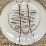 01 PRATO DE COLECIONADOR VINTAGE KNOWLES NORMAN ROCKWELL -CLOSE HARMONY NUMERADA CERTIFICADO DE AUTENTICIDADE. "CLOSE HARMONY" DE NORMAN ROCKWELL, THE ROCKWELL LIGHT CAMPAIGN SERIES COLLECTION, DA EDWIN M KNOWLES CHINA CO., COLLECTOR PLATE. COM CERTIFICADO DE AUTENTICIDADE E CAIXA ORIGINAL E FOLHETOS E NOTA DE COMPRA DATADA EM 21/08/1984. ESTE É UM ITEM VINTAGE MUITO BONITO. PRATO DE  NÚMERO 5722 D. DA ÚNICA EDIÇÃO LIMITADA DE "CLOSE HARMONY" DE NORMAN ROCKWELL. QUINTO NA COLEÇÃO ROCKWELL ROCKWELL'S LIGHT CAMPAIGN SERIES. FEITO EM UMA EDIÇÃO ESTRITAMENTE LIMITADA A CENTO E CINQUENTA DIAS DE DISPARO E CERTIFICADO COMO UM "VERDADEIRO CLÁSSICO ROCKWELL" PELA THE ROCKWELL SOCIETY OF AMERICA.1986 TODOS OS DIREITOS RESERVADOS. EMITIDO COM A COOPERAÇÃO DA GENERAL ELECTRIC COMPANY (SELO) O NOME, MAIS ANTIGO DA AMÉRICA 1854 EDWIN M KNOWLES, EM PORCELANA FINA NEWELL VIRGINIA EUA.SELO CORPORATIVO, OFICIAL DA ROCKWELL SOCIETY OF AMERICA..COMPRADAS EM LOJAS DE ANTIGUIDADES DOS EUA.O SUPORTE DO PRATO NÃO ESTÁ INCLUÍDO. (NO ESTADO) ATENÇÃO! FAZER A VISITAÇÃO ANTES DE ARREMATAR, NÃO SABEMOS SE FUNCIONA, LEILÃO NÃO TEM GARANTIA E NEM DEVOLUÇÃO, SUJEITO A POSSÍVEIS AVARIAS VISÍVEIS/OCULTAS E/OU AUSÊNCIA DE COMPONENTES.