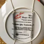 01 PRATO DE COLECIONADOR SÉRIE PARECE QUE FOI ONTEM "SEEMS LIKE YESTERDAY" "EM PORTUGUES PARECE QUE FOI ONTEM" "MY MAGIC HAT" MEU CHAPÉU MÁGICO" PRODUZIDA EM EDIÇÃO LIMITADA POR APENAS 10 DIAS DE DISTRIBUIÇÃO E LOGO FECHADO PARA SEMPRE. PRATO DE NUMERO 6537 .PLACA DE COLECIONADOR B0Y RUSTY MONEY ESSA PEÇA FOI AUTOGRAFADA À MÃO PELO ARTISTA NA EPOCA DE LANÇAMENTO DOS PRATOS NOS EUA EM 30/03/1983. APRESENTA UMA CENA IT"" DA RUSTY MONEY, 3ª EDIÇÃO. E FOI FABRICADO ENTRE 1980 E 1989. É PERFEITO PARA COLECIONADORES DE ITENS DECORATIVOS AMERICANOS, ESPECIALMENTE PARA AQUELES INTERESSADOS EM PRATOS DE COLECIONADOR. EMITIDO PELA RJ ERNST ENTERPRISES. ACOMPANHA O CERTIFICADO DE AUTENTICIDADE NA CAIXA ORIGINAL. COM 22 CM DE DIÂMETRO. PEÇA COMPRADA EM GARAGEM DE ANTIGUIDADES NOS EUA. “SUPORTE PARA PRATO NÃO INCLUÍDO NESTA VENDA.” . (NO ESTADO) ATENÇÃO! FAZER A VISITAÇÃO ANTES DE ARREMATAR, NÃO SABEMOS SE FUNCIONA, LEILÃO NÃO TEM GARANTIA E NEM DEVOLUÇÃO, SUJEITO A POSSÍVEIS AVARIAS VISÍVEIS/OCULTAS E/OU AUSÊNCIA DE COMPONENTES.