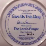 ESTE É O TERCEIRO PRATO INTITULADO "DÊ-NOS ESTE DIA" LANÇADO PELA THE HAMILTON COLLECTION & ROMAN INC DE 1986 DA COLEÇÃO INTITULADA "ORAÇÃO DO SENHOR" PRATO COLECIONÁVEL "DÊ-NOS ESTE DIA". A OBRA DE ARTE FOI LINDAMENTE CRIADA PELA ARTISTA ABBIE WILLIAMS. VEM NA CAIXA ORIGINAL. COM 21,5 CM DE DIÂMETRO, PRATO DE NUMERO 2965L, EDIÇÃO LIMITADAS E LANÇADAS E VENDIDAS POR APENAS 10 DIAS DE QUEIMA DE ESTOQUE DA MESMA LOGO APÓS TODOS VENDIDO FOI FECHADO NÃO LANÇARAM MAIS. COM CAIXA E CERTIFICADO E FOLHETOS  ORIGINAIS. PEÇA COMPRADA EM GARAGEM DE ANTIGUIDADES NOS EUA. SUPORTE PARA PRATO NÃO INCLUÍDO NESTA VENDA. (NO ESTADO) ATENÇÃO! FAZER A VISITAÇÃO ANTES DE ARREMATAR, NÃO SABEMOS SE FUNCIONA, LEILÃO NÃO TEM GARANTIA E NEM DEVOLUÇÃO, SUJEITO A POSSÍVEIS AVARIAS VISÍVEIS/OCULTAS E/OU AUSÊNCIA DE COMPONENTES.