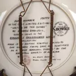 01 PRATO DE COLECIONADOR NORMAN ROCKWELL "ESPERANDO NA PRAIA" PRATO KNOWLES COM CERTIFICADO DE APROVAÇÃO (CA) CAIXA.PRATO COLECIONÁVEL DA ROCKWELL SOCIETY & KNOWLES CHINA. A IMAGEM CHAMA-SE "ESPERANDO NA PRAIA" E FOI CRIADA PELO ARTISTA NORMAN ROCKWELL. ESTE PRATO É O SEGUNDO DA COLEÇÃO ROCKWELL REDISCOVERED WOMEN. NÚMERO DO PRATO: 17577V, DA EDIÇÃO LIMITADA A 100 DIAS DE QUEIMA EM 1982. CERTIFICADO COMO UM "VERDADEIRO CLÁSSICO ROCKWELL" PELA ROCKWELL SOCIETY OF AMERICA.ESTE PRATO ESTÁ EM EXCELENTES CONDIÇÕES DE USO. ACOMPANHA A CAIXA ORIGINAL, CERTIFICADO DE APROVAÇÃO (CA) E ENCARTES. PRATO DE COLECIONADOR. APROXIMADAMENTE 21 CM DE DIÂMETRO.COMPRADAS EM LOJAS DE ANTIGUIDADES DOS EUA.O SUPORTE DO PRATO NÃO ESTÁ INCLUÍDO. (NO ESTADO) ATENÇÃO! FAZER A VISITAÇÃO ANTES DE ARREMATAR, NÃO SABEMOS SE FUNCIONA, LEILÃO NÃO TEM GARANTIA E NEM DEVOLUÇÃO, SUJEITO A POSSÍVEIS AVARIAS VISÍVEIS/OCULTAS E/OU AUSÊNCIA DE COMPONENTES.