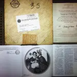 01 PRATO DE NORMAN ROCKWELL REDISCOVERED WOMEN GOSSIPING IN THE ALCOVE,PLACA DE COLECIONADOR COA EDIÇÃO LIMITADA SEXTA EDIÇÃO DA COLEÇÃO ROCKWELL'S REDISCOVERED WOMEN, PRODUZIDA PELA KNOWLES COLLECTIBLES SOCIETY OF AMERICA. ACABAMENTO EM OURO 22 QUILATES; FEITO NOS EUA EM 1983.TÍTULO: GOSSIPING IN THE ALCOVE. " EM PORTUGUES  FOFOCANDO NA ALCOVA" O PRATO COM 21,5 DE DIÂMETRO. CAIXA COM CERTIFICADO DE AUTENTICIDADE E DOCUMENTAÇÃO ORIGINAL. DA EDIÇÃO DE UMA SÉRIE CHAMADA MULHERES REDESCOBERTAS, Nº9956J, PRATO DE COLECIONADOR AUTÊNTICO DO LENDÁRIO ARTISTA NORMAN ROCKWELL, FABRICADO EM UM PERÍODO DE QUEIMA ESTRITAMENTE LIMITADO A 150 DIAS. LANÇADO SOB A MARCA REGISTRADA DA EDWIN M. KNOWLES FINE CHINA COMPANY.PEÇA COMPRADA EM GARAGEM DE ANTIGUIDADES NOS EUA. SUPORTE PARA PRATO NÃO INCLUÍDO NESTA VENDA. (NO ESTADO) ATENÇÃO! FAZER A VISITAÇÃO ANTES DE ARREMATAR, NÃO SABEMOS SE FUNCIONA, LEILÃO NÃO TEM GARANTIA E NEM DEVOLUÇÃO, SUJEITO A POSSÍVEIS AVARIAS VISÍVEIS/OCULTAS E/OU AUSÊNCIA DE COMPONENTES.